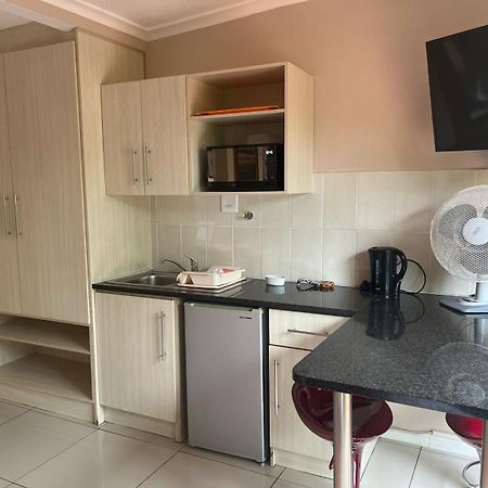 At Sta-Plus Guest House بورت اليزابيث المظهر الخارجي الصورة