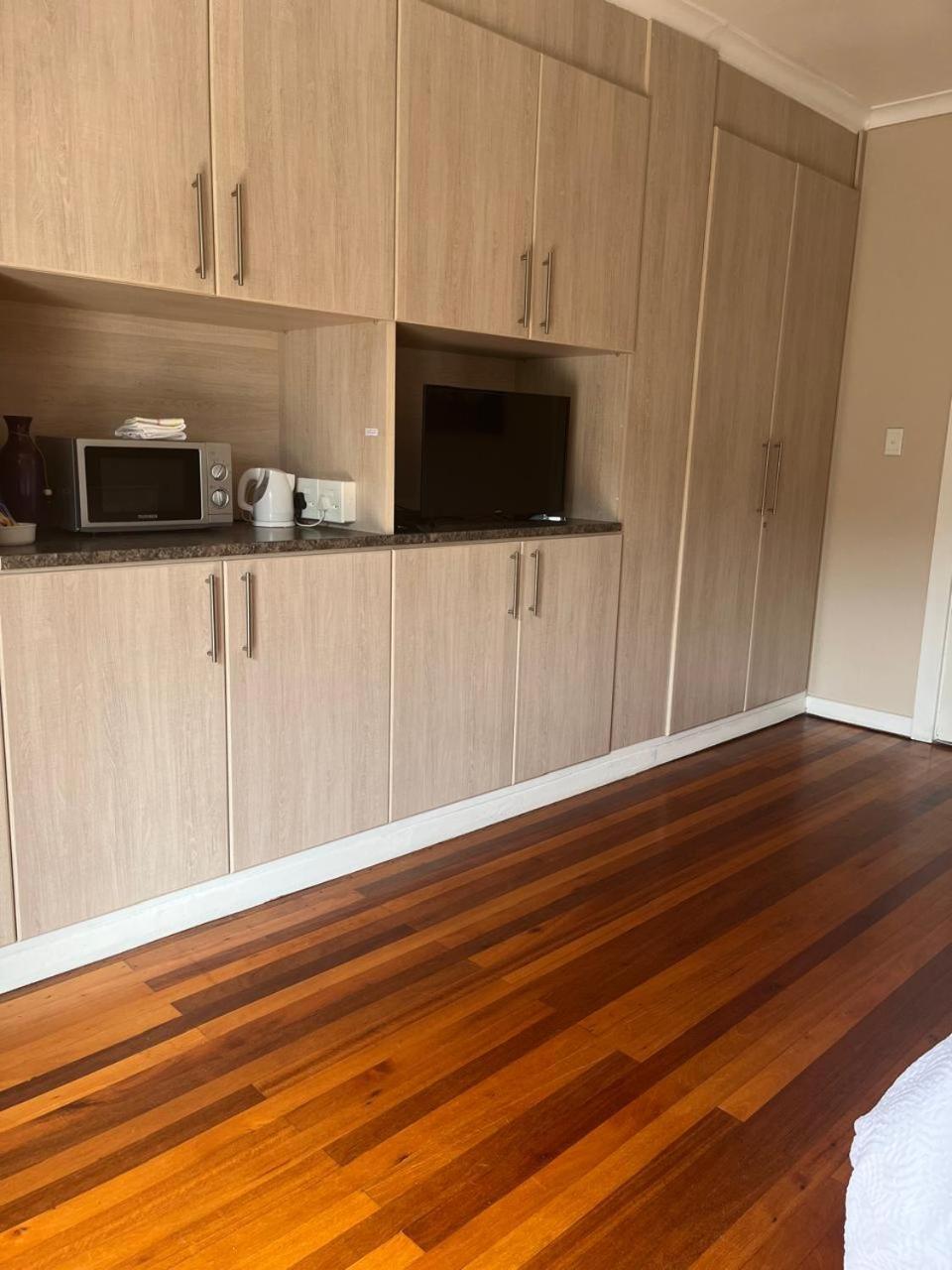 At Sta-Plus Guest House بورت اليزابيث المظهر الخارجي الصورة