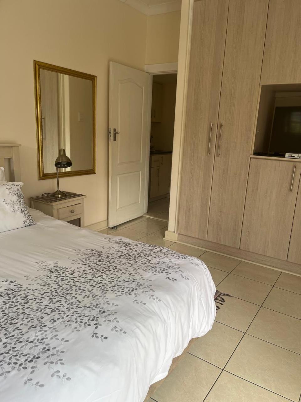 At Sta-Plus Guest House بورت اليزابيث المظهر الخارجي الصورة